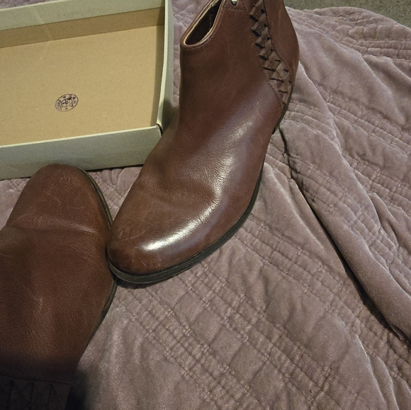 Clarks - Picture 2 of 3